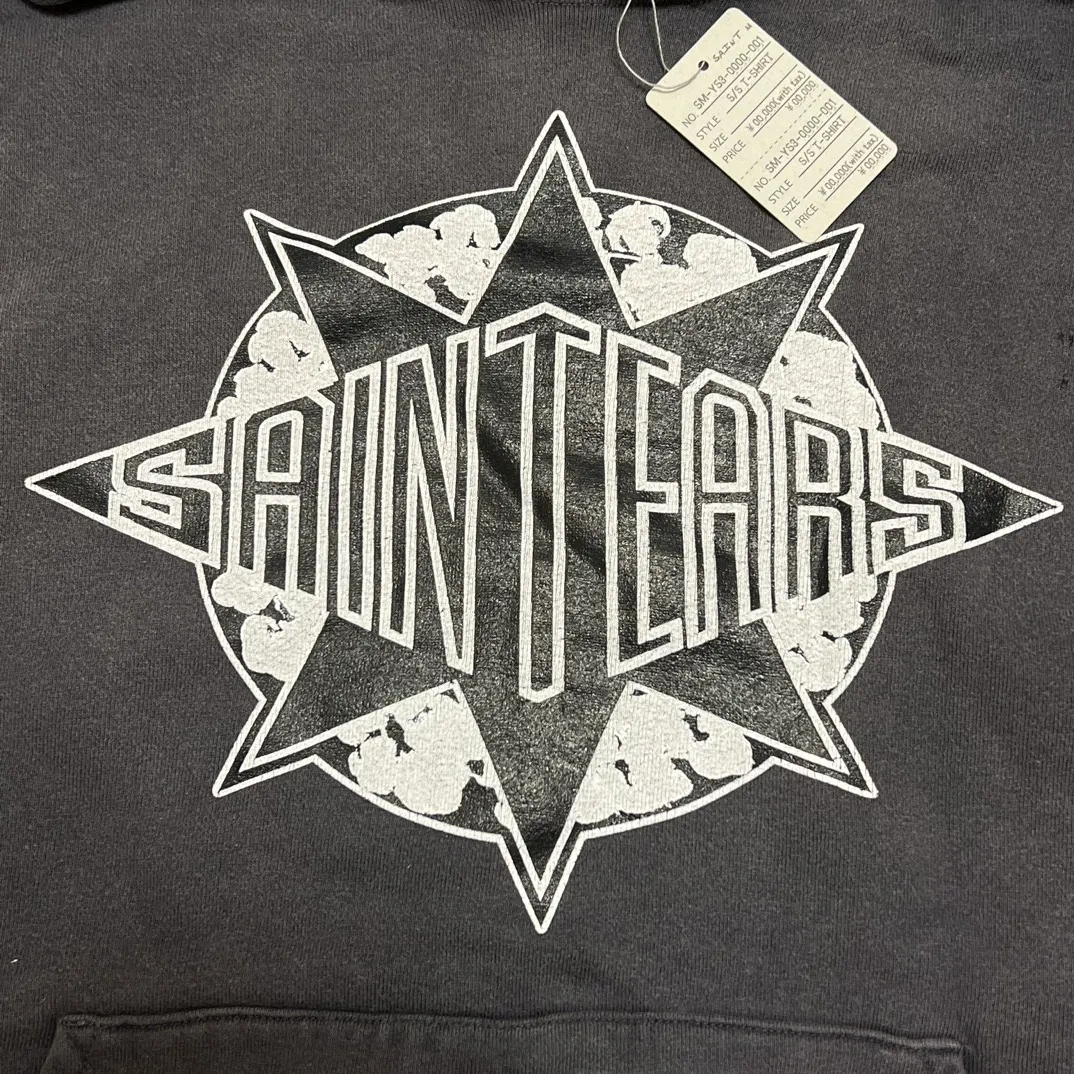 DENIM TEARS x SAINT Mxxxxxx SAINT TEARS Hoodie/BLK Five-pointed star cotton hole-in-the-dark distressed hoodie, washed black S-XL Assute dyeing, whole piece sprayed with horse fade/horse weight, co-branded main mark/cotton wash mark/cherub mark, many hanging holes on the front and rear panels, the original version has the same loose fit